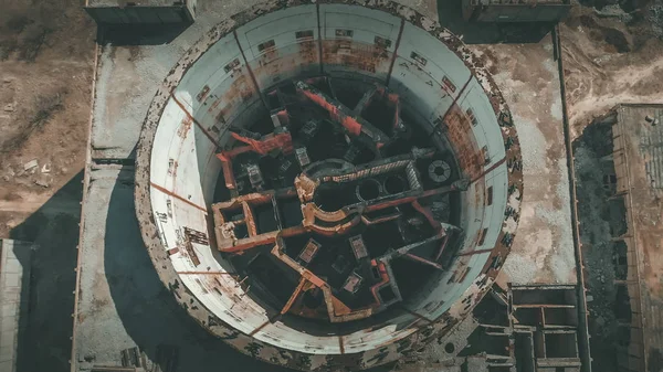 Αεροφωτογραφία εγκαταλελειμμένου και κατεστραμμένου πυρηνικού σταθμού. Μεγάλες βιομηχανικές κατασκευές με στρογγυλό πύργο του ατομικού αντιδραστήρα, μετά την αποκάλυψη και την έννοια του παγκόσμιου πολέμου, drone shot — Φωτογραφία Αρχείου