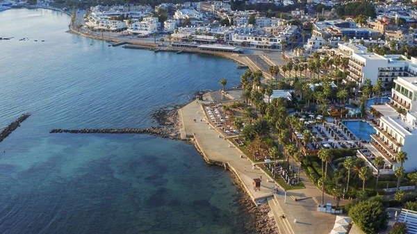 Vista aérea da cidade de Paphos, no Chipre. Embarque de Paphos ou litoral com mar e hotéis à beira-mar. Conceito de resort mediterrânico — Fotografia de Stock