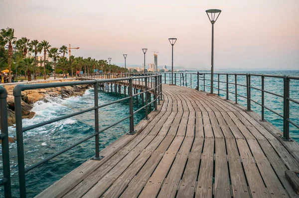 Chipre. Limassol. Cais de madeira no calçadão e no mar Mediterrâneo. Viagens para Chipre conceito — Fotografia de Stock