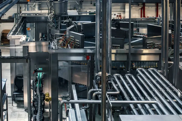 Fondo industrial de producción de fábrica de cerveza o planta con proceso de automatización computarizada, cubas de acero inoxidable, depósitos, tuberías, tubos y modernas tecnologías robotizadas y electrónica — Foto de Stock