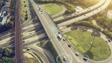 Otonom Otomobil Konsepti. Şehir kavşağında hareket eden araba ve otobüslerin hava görüntüsü ve yapay zeka yolu tarayıcı ve trafik kontrol araçlarıyla tarıyor. Gelecek.
