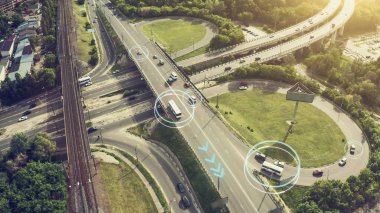 Otonom Otomobil Konsepti. Şehir kavşağında hareket eden araba ve otobüslerin hava görüntüsü ve yapay zeka yolu tarayıcı ve trafik kontrol araçlarıyla tarıyor. Gelecek.