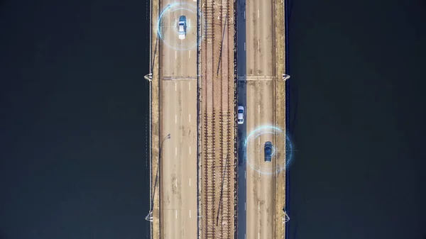Αυτόνομα αυτοκινούμενα αυτοκίνητα στη γέφυρα της πόλης, εναέρια επάνω άποψη. Αυτόματοι χωρίς οδηγό και σύστημα τεχνητής νοημοσύνης με ασύρματη επικοινωνία αισθητήρων. Μελλοντική έννοια της τεχνολογίας μεταφορών — Φωτογραφία Αρχείου