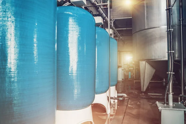 Fábrica de agua potable o producción de plantas, interior industrial. Tanques de metal para filtrar agua —  Fotos de Stock