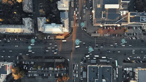 Luchtfoto van de stad kruising met veel auto 's en GPS-navigatiesysteem symbolen. Autonome voertuigen zonder bestuurder in het stadsverkeer. Toekomstig vervoersconcept — Stockfoto