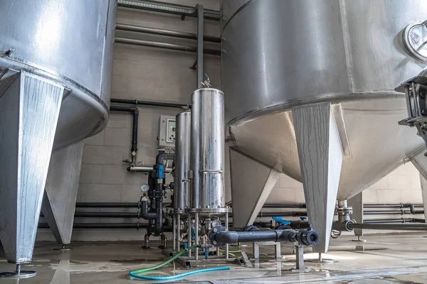 Industrielles Innere der Wasserpflanzenproduktion. große Stahltanks zur Filterung und Trinkwasseraufbereitung. Hintergrund der Branche — Stockfoto