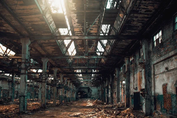 Almacén de fábrica espeluznante abandonado dentro, fondo industrial grunge desierto —  Fotos de Stock