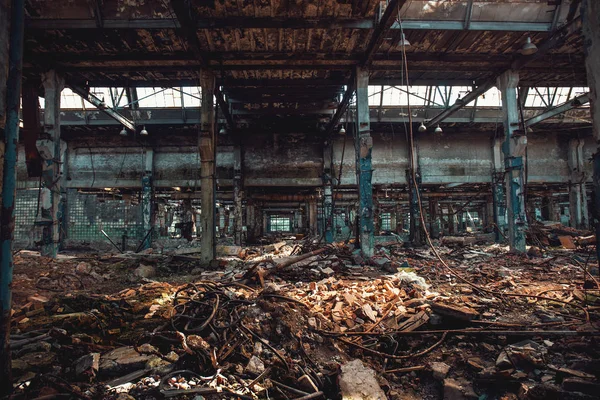 Abandoned creepy factory warehouse inside, deserted grunge industrial background — Stock Photo, Image