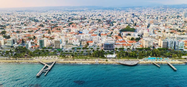 Panorama Limassol, Chipre. Litoral, praia e edifícios da cidade, vista aérea de cima — Fotografia de Stock
