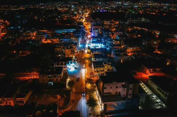 Arriba hacia abajo Vista aérea de la carretera en la ciudad de la noche con los coches de conducción, tiro con dron — Foto de Stock