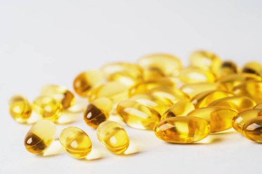 Beyaz arka planda Omega 3 sarı haplar. Epa ve Dha, sağlıklı yaşam için gerekli olan iki çeşit Omega-3 yağ asididir.