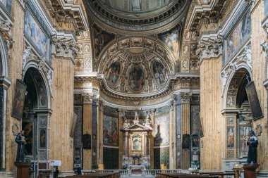 Roma, İtalya - Ekim 2019: Roma 'nın merkezindeki duvarlarda sütunları, eski resimleri bulunan antik Katolik Bazilikası kilisesinin içi