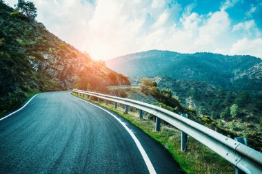 Dağ yolu. Kıbrıs kayalarının manzarası. Seyahat ve seyahat arkaplanı