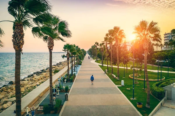 Molos-Promenade an der limassol-Stadtküste in Zypern bei Sonnenuntergang, Luftaufnahme von der Drohne — Stockfoto