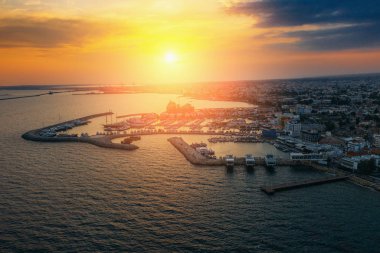 Limasol, Kıbrıs Rum Kesimi, ünlü Akdeniz tatil beldesinde gün batımının yatların ve teknelerin üzerindeki hava manzarası