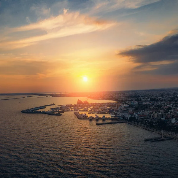 Sonnenuntergang über Limassol, Zypern, Luftaufnahme der berühmten Mittelmeerstadt. quadratischer Rahmen mit Kopierraum — Stockfoto