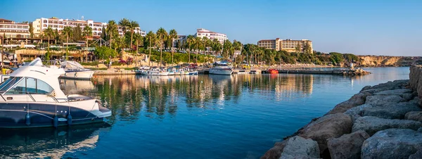 Zyperns Küstenpanorama mit Yachten, Booten, Palmen am Wasser und Hotelgebäuden. mediterranes Resort für Reise und Urlaub — Stockfoto