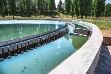 Atık su arıtma tesisinde havacılık ve arıtma için su deposu veya su deposu