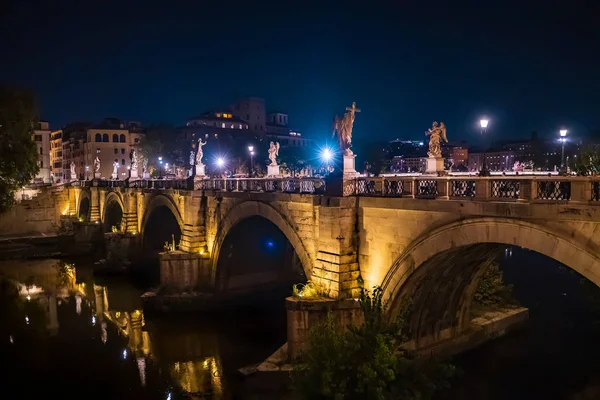 Puente de San Ángel sobre el río Tíber en Roma por la noche, Italia — Foto de Stock