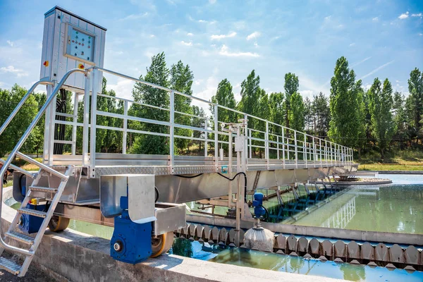 Moderne Abwasser- und Kläranlage mit Belebungsbecken — Stockfoto