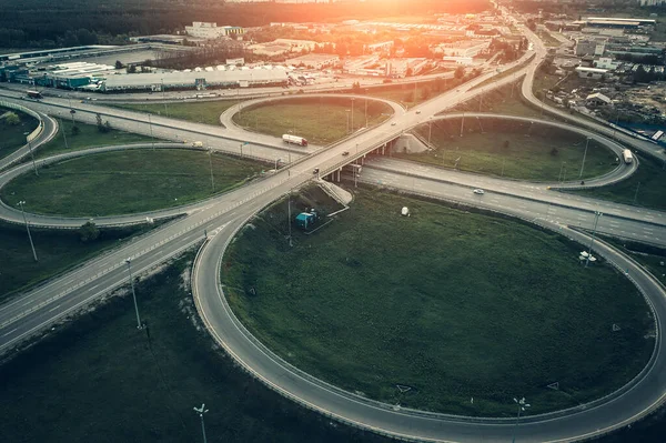 Vista aérea do intercâmbio ou intersecção de rodovias suburbanas, estradas e rodovias — Fotografia de Stock