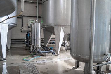 Su fabrikası ya da bira fabrikası. Filtreleme ve içilebilir su arıtma için büyük çelik tanklar. Sektör arkaplanı