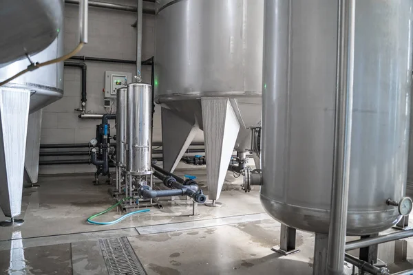 Producción de plantas de agua o cervecería. Grandes tanques de acero para filtrado y tratamiento de agua potable. Contexto industrial —  Fotos de Stock