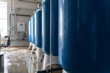 İçme suyu fabrikası veya bitki üretimi, endüstriyel iç. Kuyudan filtreleme ve içme suyu arıtma için büyük metal tanklar