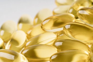 Omega 3 vitamin takviyeli jel kapsülleri, ilaç, balık yağı arka planı, makro yakın çekim.