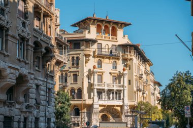 Roma, İtalya - Ekim 2019: Roma, İtalya 'nın tarihi merkezinde tipik eski binalar