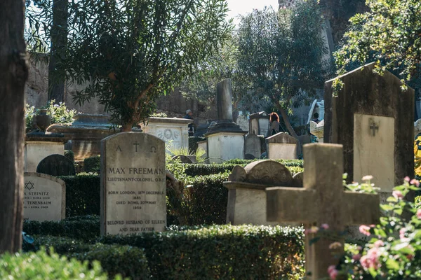 Rome, Italië - oktober 2019: Cimitero Acattolico of niet-katholieke begraafplaats voor buitenlanders in Rome, Italië. Een van de mooiste en weinig bekende plaatsen in de stad. — Stockfoto