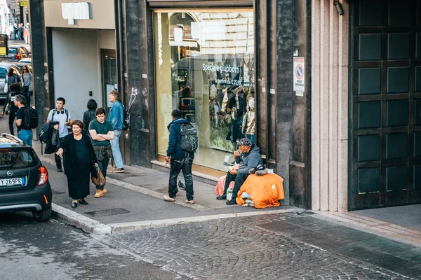 Rom, Italien - Oktober 2019: Obdachloser sitzt auf der europäischen Straße, Passanten, Problem der Bettler und Auswanderer ohne Wohnung in Europa — Stockfoto