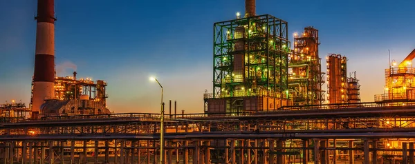 Petróleo refinaria petroquímica fábrica ou planta no crepúsculo após o pôr do sol panorama — Fotografia de Stock