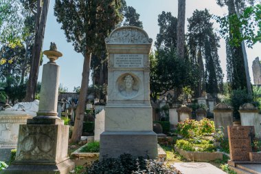 Roma, İtalya - Ekim 2019: Karl Bryullov 'un mezarı Roma' da Cimitero Acattolico 'da, 19. yüzyılın ünlü Rus sanatçısı, klasik ve romantizmin ressamı.