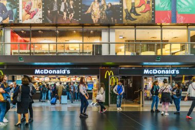 Roma, İtalya - Ekim 2019: McDonalds, İtalya 'daki Termini İstasyonu' nda fast food dükkanı