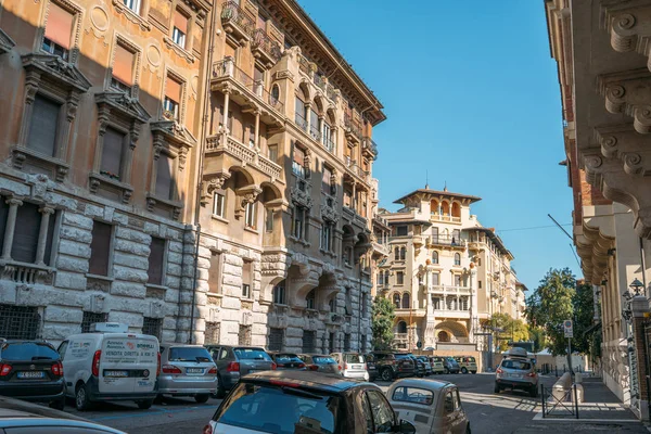 Roma, Italia - Octubre 2019: Arquitectura típica de edificios antiguos en el centro histórico de Roma, Italia — Foto de Stock