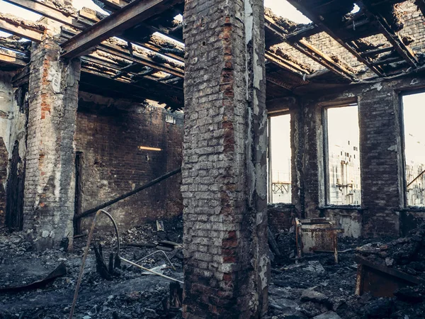 Burnt house interior inside, burned ruined room, remains of furniture in black soot on floor. Fire or war consequences concept — Stock Photo, Image