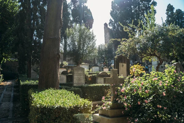 Rome, Italië - oktober 2019: Cimitero Acattolico of niet-katholieke begraafplaats voor buitenlanders in Rome, Italië. Een van de mooiste en weinig bekende plaatsen in de stad. — Stockfoto