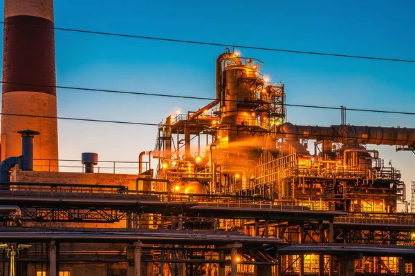 Нефтехимический завод или завод в сумерках после заката — стоковое фото