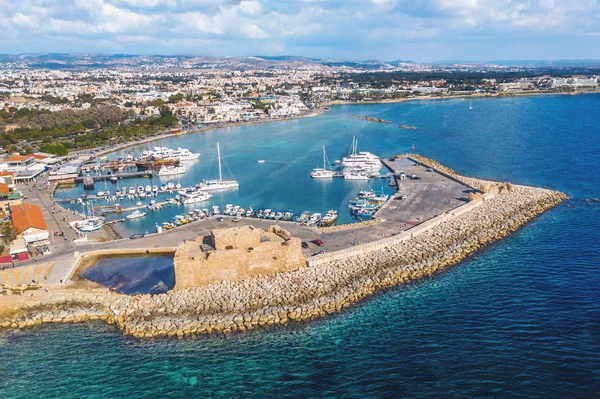 Famoso castello di Paphos in porto su argine o sul lungomare della città Paphos a Cipro, vista aerea drone — Foto Stock