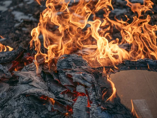 Brandend papier op donkere achtergrond, close up — Stockfoto