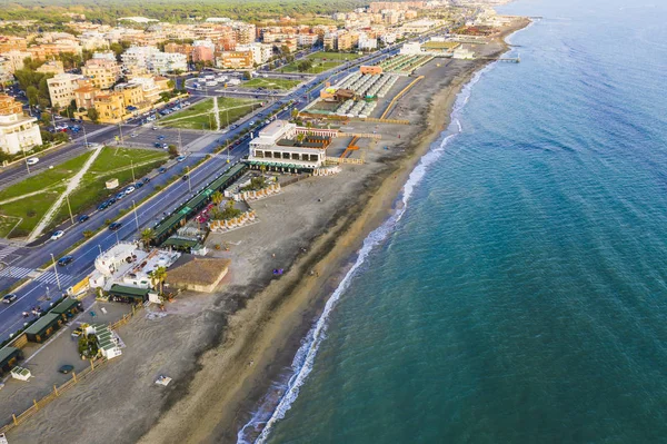 Ostia lido strand in italien im warmen herbstabend, sandküste, strasse in der nähe von strand und gebäuden, luftaufnahme — Stockfoto