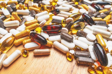 Bir sürü ilaç, ilaç ve takviye, ilaç tabletleri, softgeller, kapsüller, ilaçlar, makro kapaklar. Eczane geçmişi