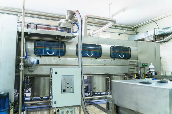 Equipo industrial, parte de la cinta transportadora automática en la fábrica de bebidas —  Fotos de Stock
