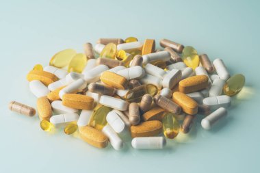 Bir sürü ilaç hapı, makro shot. Farklı ilaç hapları, diyet takviyeleri veya uyuşturucular