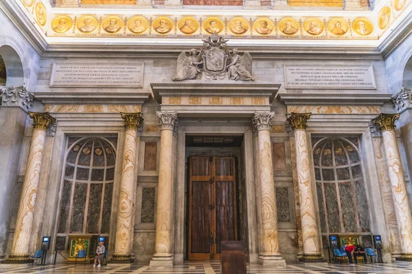 Рим, Італія - жовтень 2019: Inside old Beautiful Basilica di San Paolo fuori le Mura Rome, Italy — стокове фото