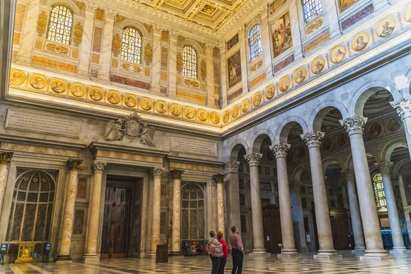 Рим, Італія - жовтень 2019: Inside old Beautiful Basilica di San Paolo fuori le Mura Rome, Italy — стокове фото