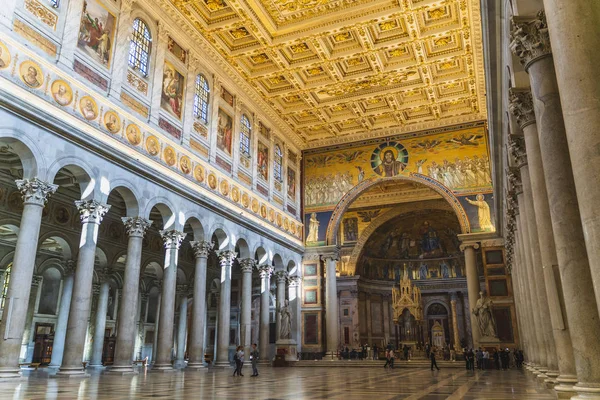 Rome, Italie - Octobre 2019 : A l'intérieur de la belle Basilique de San Paolo fuori le Mura Rome, Italie — Photo