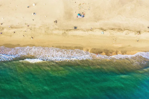 Luftaufnahme vom Strand mit gelbem Sand und azurblauem Meerwasser, Kopierraum — Stockfoto