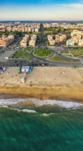Vertikalpanorama aus der Luft von Lido di ostia berühmten italienischen Sandstrand und Stadtbild. mediterranes Resort für Reisen und Urlaub — Stockfoto